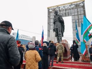 Премьер Якутии Кирилл Бычков возложил цветы к памятнику Платону Ойунскому
