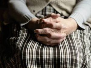 В Якутске мужчина вызвался помочь пенсионерке и обокрал ее