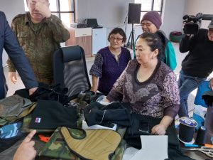 «Возвращайся, золотце»: бабушки из Нюрбы шьют экипировку для бойцов