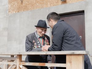 «Поем двором»: в Мархе поздравили ветерана Великой Отечественной войны Наума Слепцова