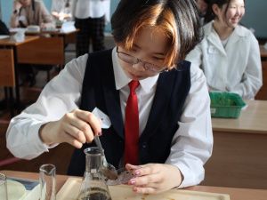 В Хангаласском районе Якутии школьники круглогодично выращивают овощи, цветы и ягоды