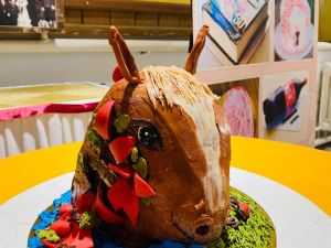 Кровяная колбаса, лошадиная голова, курочка-несушка: конкурс тортов провели в Амгинском районе