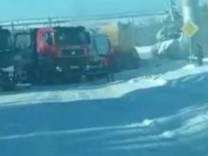 В Якутии из-за гололеда грузовой самосвал при спуске скатился вниз и врезался в три автомобиля