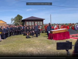 Михаила Николаева похоронили рядом с матерью