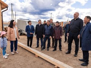 Николай Валуев побывал в восстановленном микрорайоне села Бясь-Кюёль