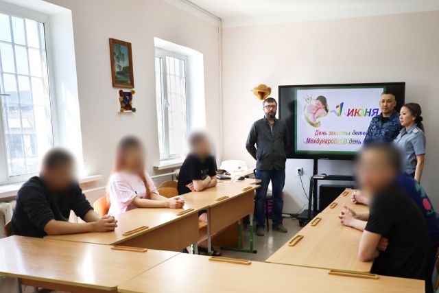 В Международный день защиты детей помощник нотариуса встретился с несовершеннолетними, подозреваемыми и обвиняемыми в совершении преступлений