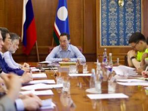 Айсен Николаев рассмотрел ход работ по строительству дорог и благоустройству объектов