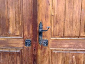 Мужчина повредил входную дверь клиники в Якутске