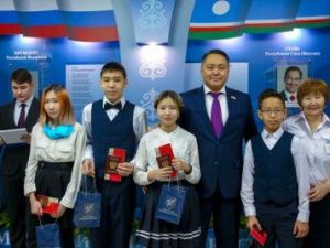 Спикер Якутской гордумы провел открытый урок в школе