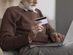 «Госизмена» по телефону: как пенсионера из Алданского района обманули на 2,7 миллиона