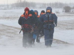 В Якутии две женщины застряли в пути в машине без топлива и устроили пьянку, чтобы согреться
