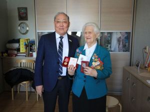 Евгений Григорьев вручил ветеранам войны юбилейные медали к 75-летию Великой Победы 