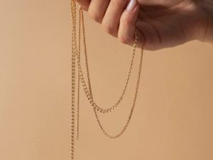 Жительница Ленского района украла деньги и золотое украшение из комнаты госпитализированной соседки