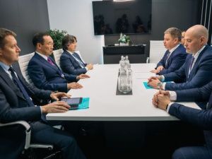 Айсен Николаев на ПМГФ обсудил с руководством компании «Газпром газомоторное топливо» развитие отрасли