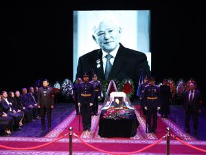 Фото: в Якутске прощаются с Михаилом Николаевым