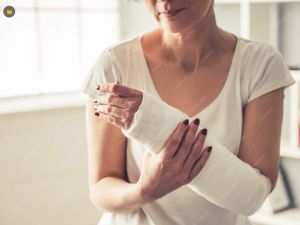 В Якутске 19-летний рецидивист сломал руку женщине, снимавшей его на телефон