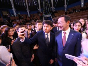 10 лучших школьников по итогам 2024 года наградили на Елке главы Якутии