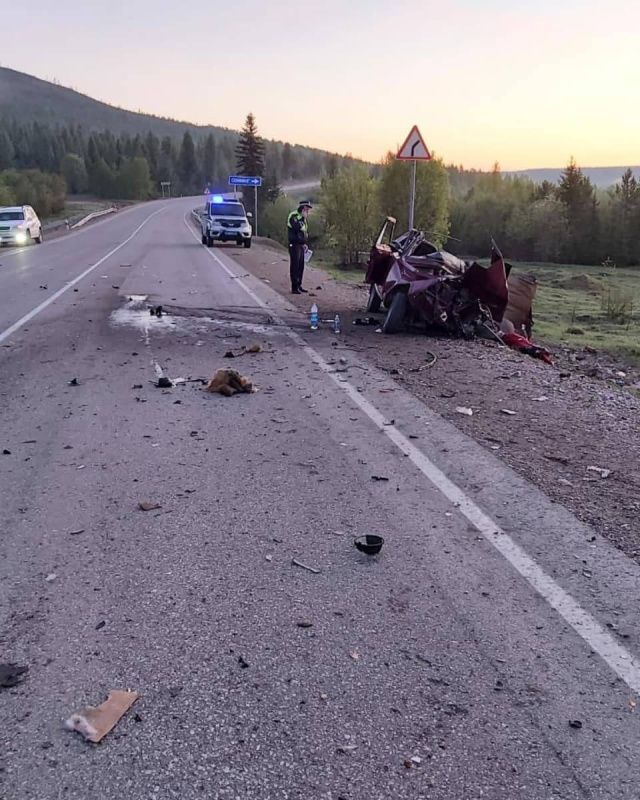 В Алданском районе при столкновении машин погиб один человек. Виновник аварии скрылся, бросив пассажиров