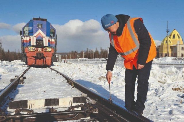 На страже безопасности: старший электромеханик ЖДЯ рассказал о своем трудовом пути