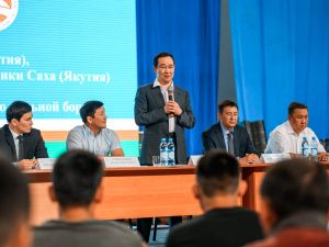 Айсен Николаев вручил сборной Якутии по вольной борьбе спортивную экипировку