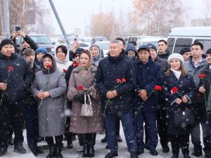 В День учителя в Якутске возложили цветы к памятнику Михаилу Алексееву