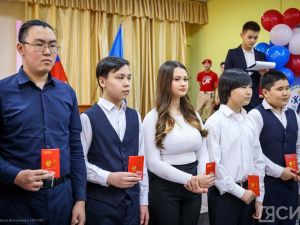 Школьникам Якутска вручили паспорта в День космонавтики