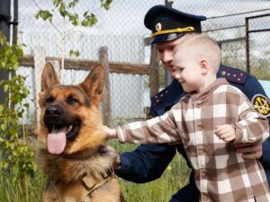 Сын начальника кинологической службы УФСИН России по Республике Саха (Якутия) Степана Шестакова провел один день на службе с папой 
