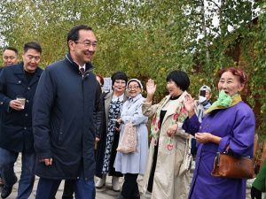 Айсен Николаев возложил цветы к памятнику основателя Якутска