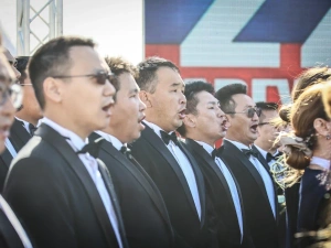 В День Государственного флага на центральной площади Якутска исполнили гимн России