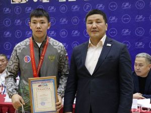 Министерство спорта Якутии наградило чемпионов мира по мас-рестлингу