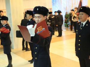 В МВД Якутии молодые сотрудники торжественно приняли присягу