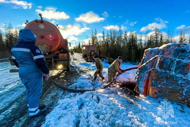 На трассе Мирный – Ленск столкнулись два бензовоза. Произошел разлив топлива