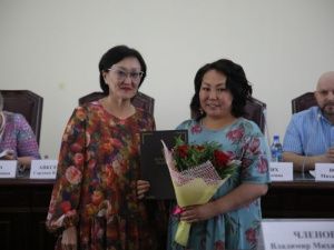 Сардана Авксентьева поздравила работников сферы торговли Якутска с профессиональным праздником