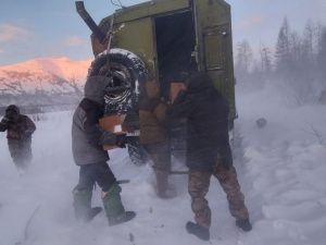 Спасатели доставили топливо и продукты питания водителям, попавшим в беду