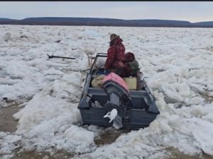 Семь человек, застрявших во льдах на лодках в Олекминском районе, эвакуировали
