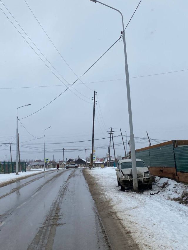 В Намском улусе водитель врезался в столб