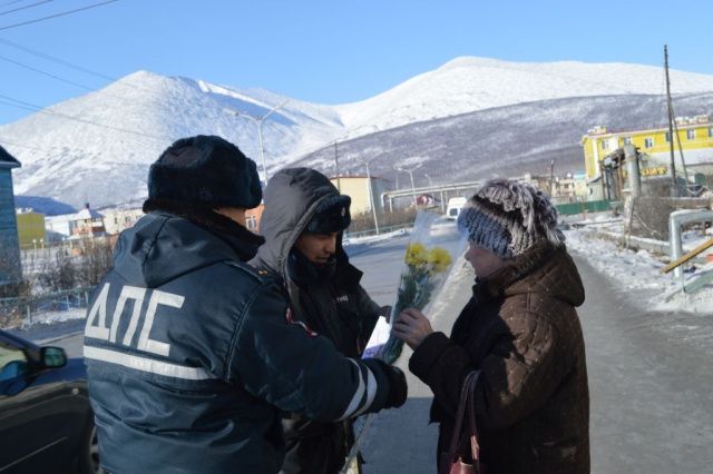 Инспекторы ГИБДД подарили цветы автолюбительницам Усть-Неры