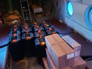 Спасатели доставили топливо и продукты питания водителям, попавшим в беду