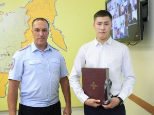 В Якутии наградили полицейских, участвовавших в ликвидации пожаров на территории Горного района