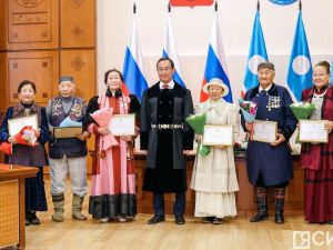 Айсен Николаев вручил стипендии олонхосутам, запевалам осуохая, кузнецам и народным мастерам Якутии