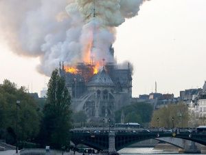 Огонь перекинулся на одну из башен Собора Парижской Богоматери