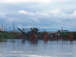 В притоке реки Лены частично затонул штанговый кран с земснарядом