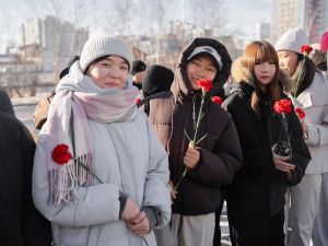 В Якутске возложили цветы в честь Дня учителя