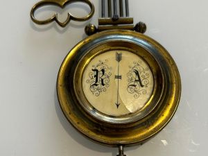 Фотофакт: старинные часы семьи Героя Лонгинова переданы в музей на его малой родине