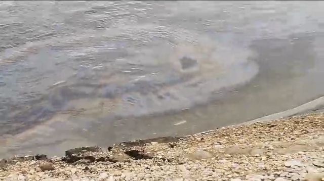 Жители Олекминска сообщают о запахе нефти и пятнах на реке Лена!