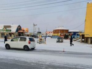 В Якутске сбили дедушку с внуком