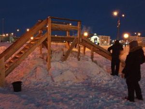 В Якутске волонтер построил детскую горку