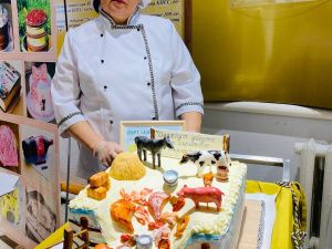 Кровяная колбаса, лошадиная голова, курочка-несушка: конкурс тортов провели в Амгинском районе