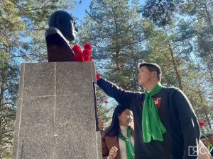 В Якутске возложили цветы к памятникам основателям лесного хозяйства