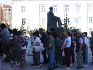 Якутяне нескончаемым потоком идут проститься с Михаилом Николаевым